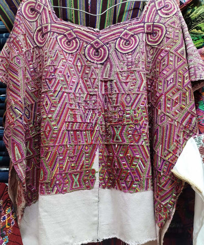 Hermoso huipil de Nebaj rosa y blanco