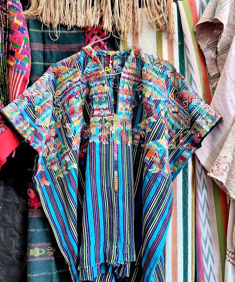 Huipil nahuala de rayas azules