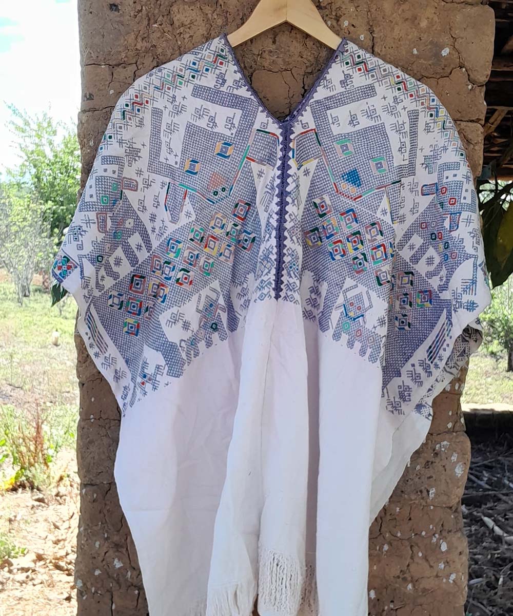 White Nahuala huipil with grey bulls