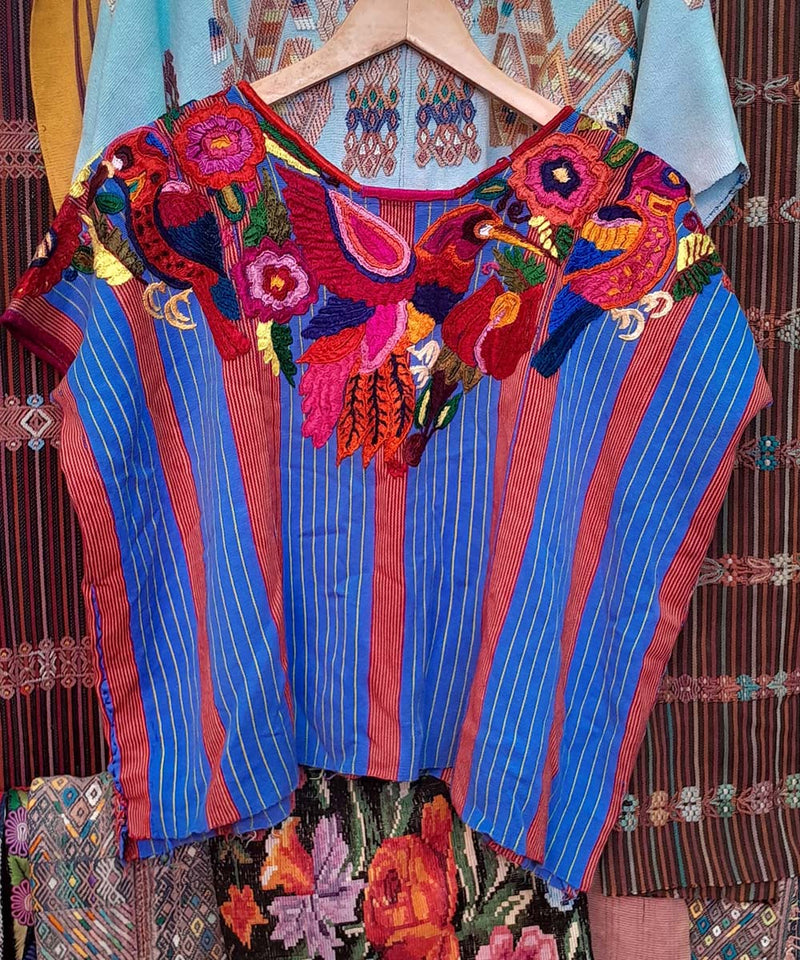 Huipil chichi azul y rojo con ave del paraíso