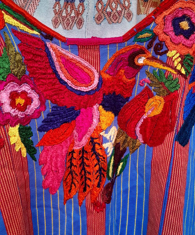 Huipil chichi azul y rojo con ave del paraíso