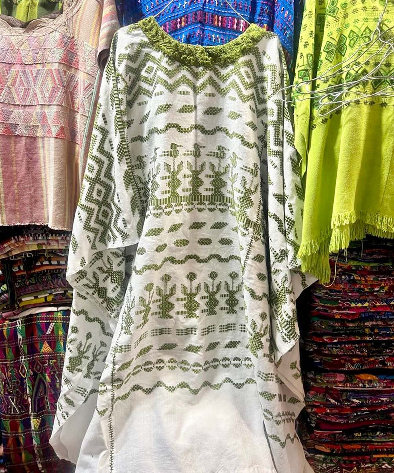 Huipil ceremonial de marfil y salvia