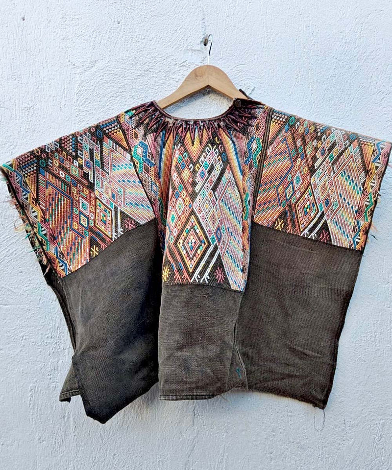 Huipil chichi con formas geométricas en color negro