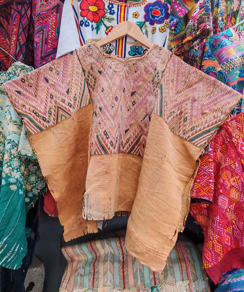 Huipil de Chichicastenango en tonos rubor y suero de leche