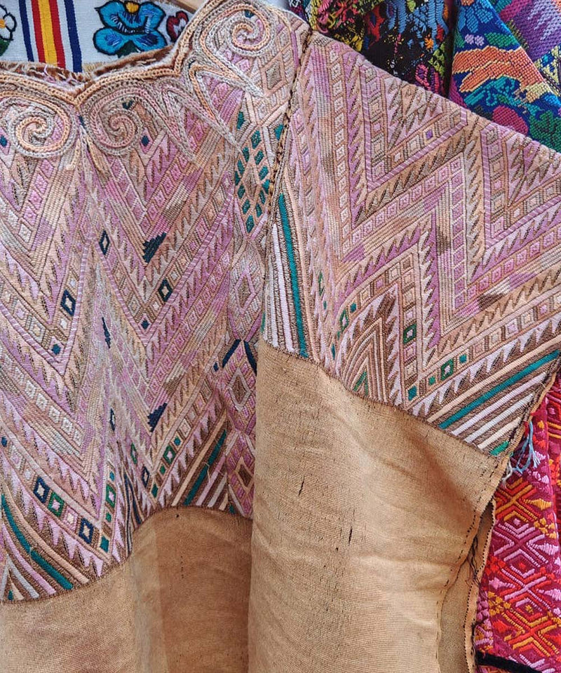 Huipil de Chichicastenango en tonos rubor y suero de leche