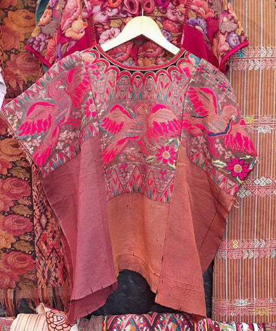 Chichi huipil con palomas