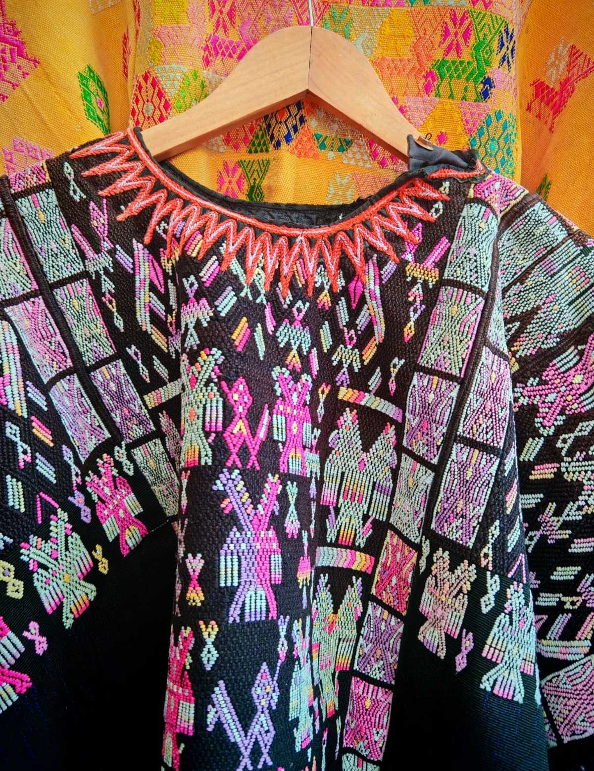 (Reservado para Irena) Huipil de Chichicastenango negro y rosa #1-65