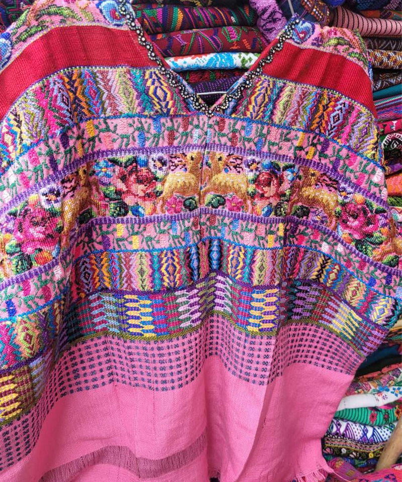 Colorido huipil rosa de Aguas Calientas