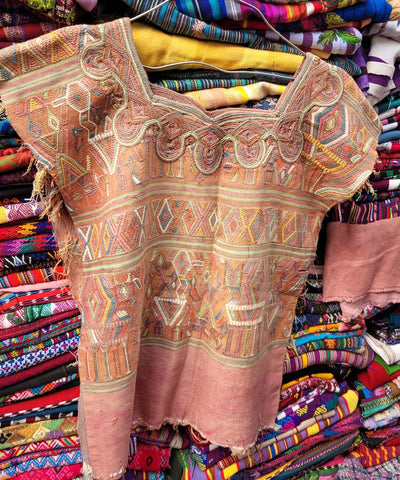 Hermoso huipil coral de Nebaj para Stacey
